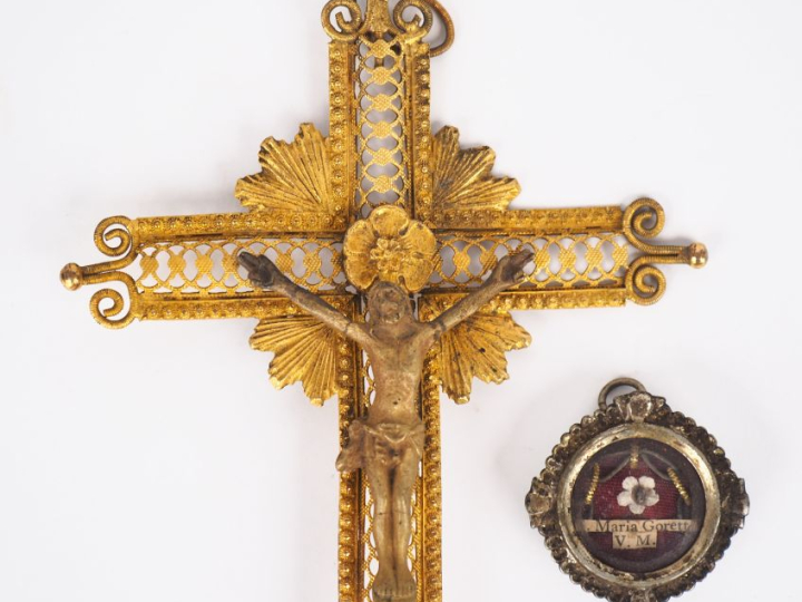 Crucifix fin XIXème en métal ajouré et doré. Dim. 16 x 9,5 cm. On y jo