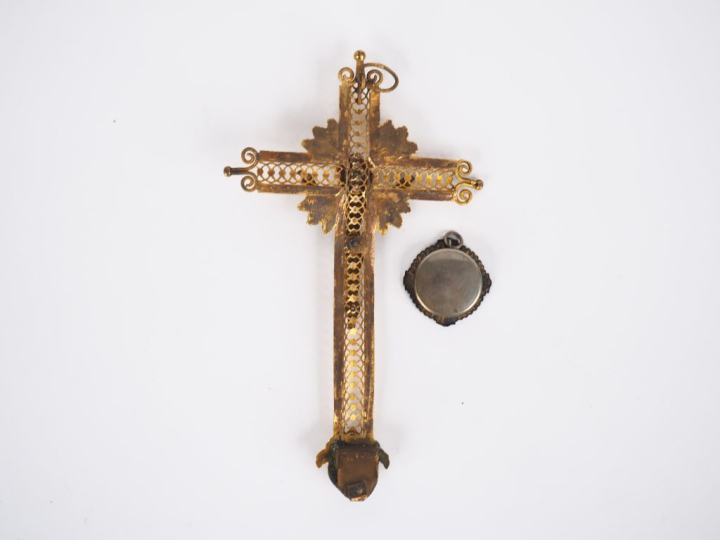 Crucifix fin XIXème en métal ajouré et doré. Dim. 16 x 9,5 cm. On y jo