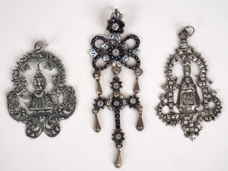 Vente aux enchères Pendentif fin XIXème - début Xxème en argent et émail à décor d'une cr