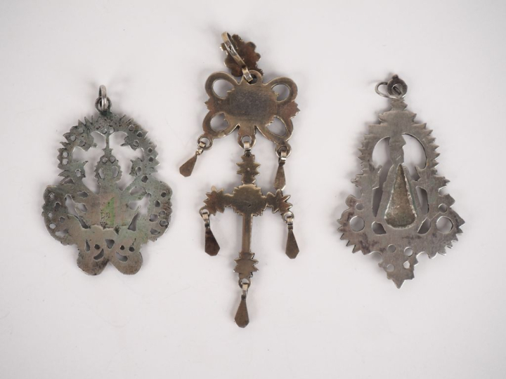 Pendentif fin XIXème - début Xxème en argent et émail à décor d'une cr