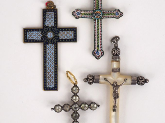 Vente aux enchères 4 différentes croix en métal argenté,  nacre, micromosaïque, verroteri