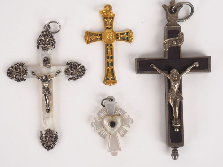 4 différentes croix en métal argenté ou doré, nacre et bois. H. de 3,5