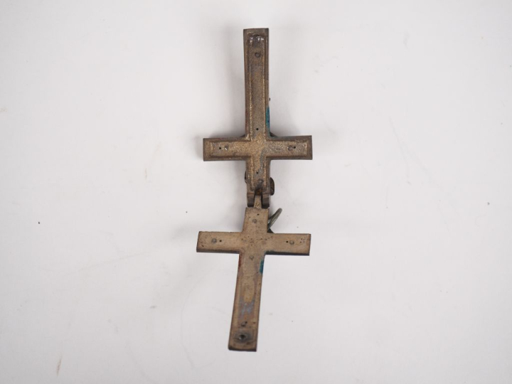 4 différentes croix en métal argenté ou doré, nacre et bois. H. de 3,5