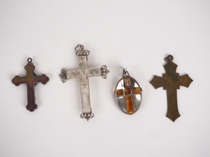 4 différentes croix en métal argenté,  nacre, micromosaïque, émail et 
