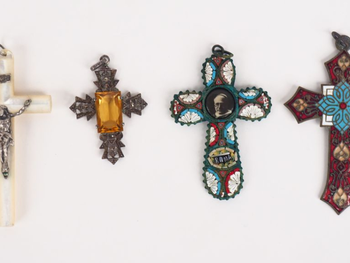 4 différentes croix en métal argenté,  nacre, micromosaïque, émail et 