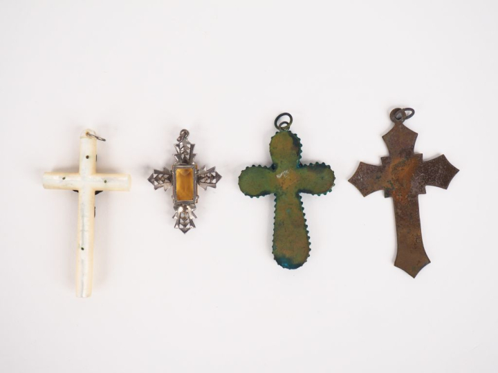4 différentes croix en métal argenté,  nacre, micromosaïque, émail et 