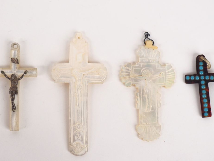 4 différentes croix en métal argenté, nacre et émail.