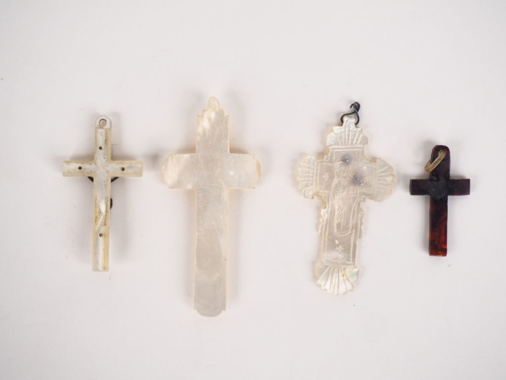 4 différentes croix en métal argenté, nacre et émail.