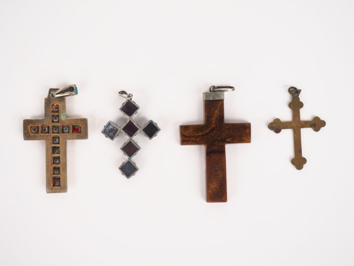 4 différentes croix en verroterie, métal et micromosaïque. H. de 3,5 à