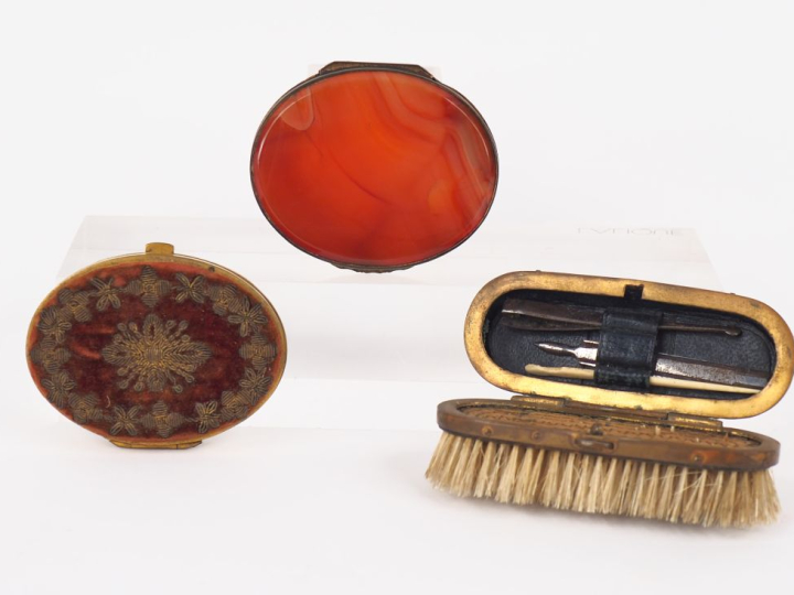 Boîte à pilules en agate et métal doré. Dim. 2 x 6,5 x 5 cm. (Choc). O