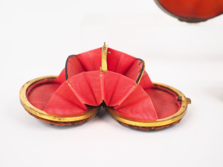 Boîte à pilules en agate et métal doré. Dim. 2 x 6,5 x 5 cm. (Choc). O