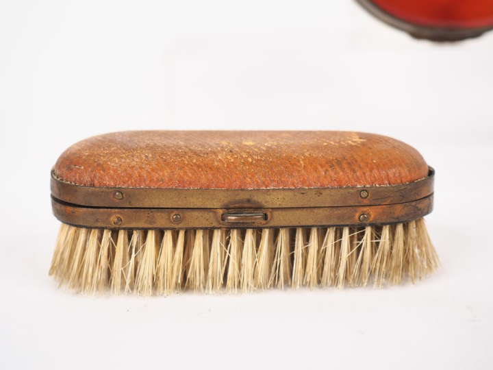 Boîte à pilules en agate et métal doré. Dim. 2 x 6,5 x 5 cm. (Choc). O