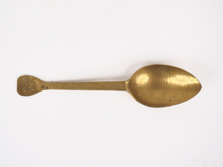 Cuillère XVIIème en laiton, poinçons du dinandier "R.G". L. 18 cm.
