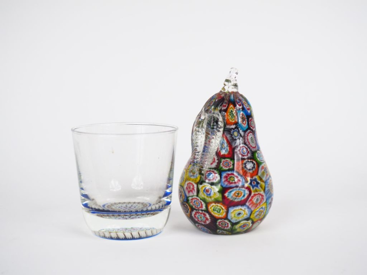 Un verre et un presse papier en forme de poire en sulfure. H. (verre) 
