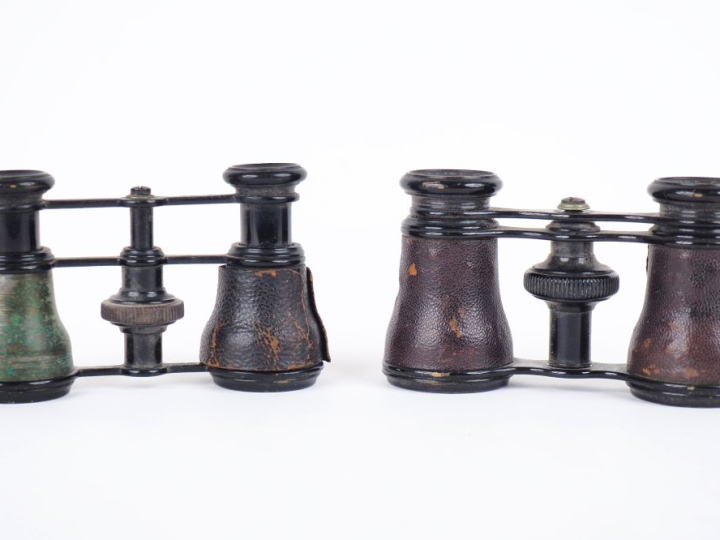 2 paires de jumelles de théâtre fin XIXème en métal gainé de cuir. Sig