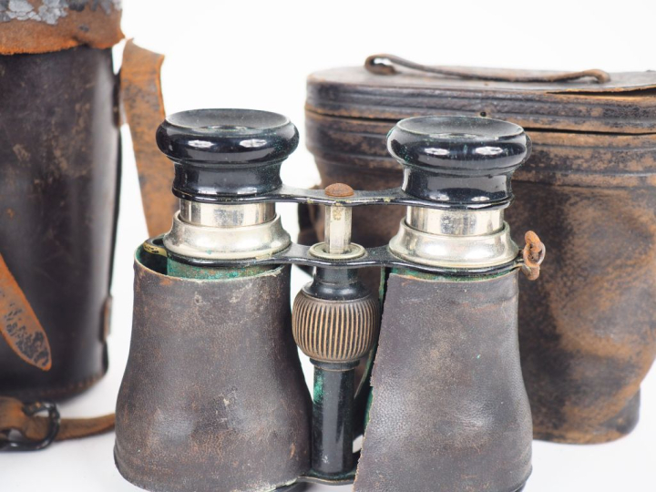 2 différentes paires de jumelles anciennes gainées de cuir dans leur é