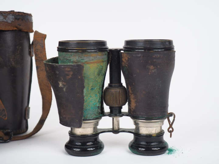 2 différentes paires de jumelles anciennes gainées de cuir dans leur é