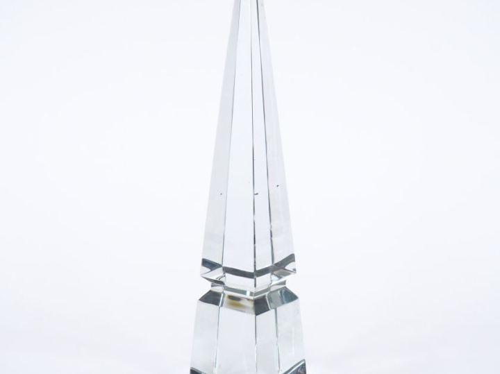 BACCARAT. Obélisque en cristal. Signé. H. 25 cm.