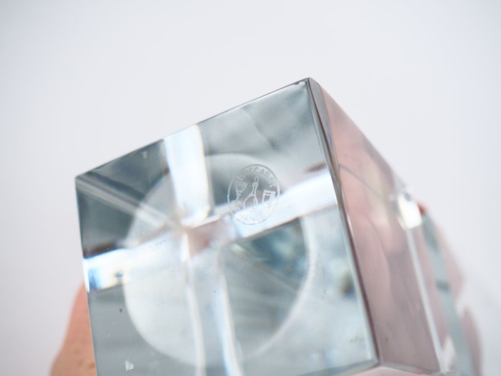 BACCARAT. Obélisque en cristal. Signé. H. 25 cm.