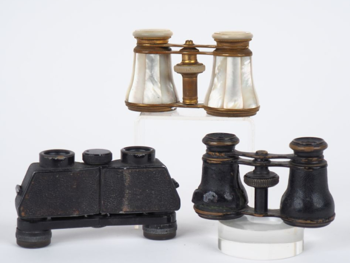 2 différentes paires de jumelles de théâtre XIXème, l'une en nacre, l'