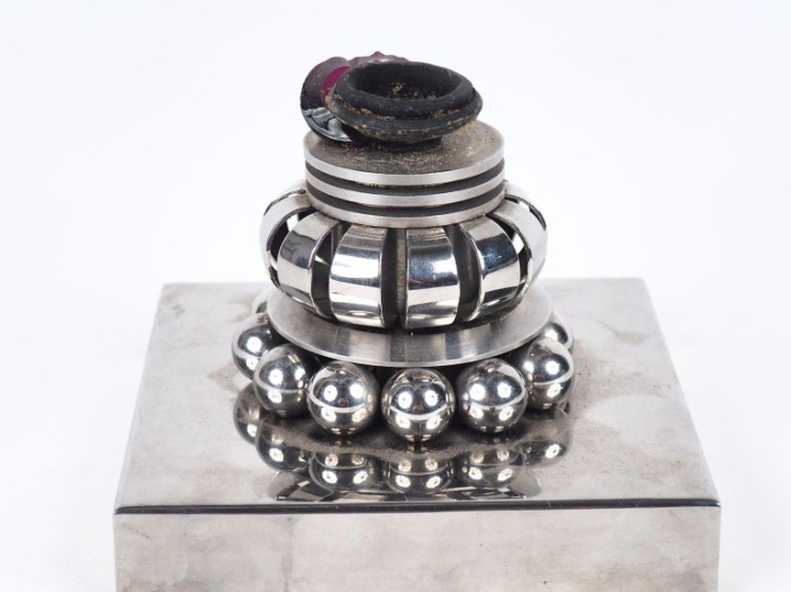 Edgar BRANDT. Base de vase Art Déco en métal chromé à décor de motifs 