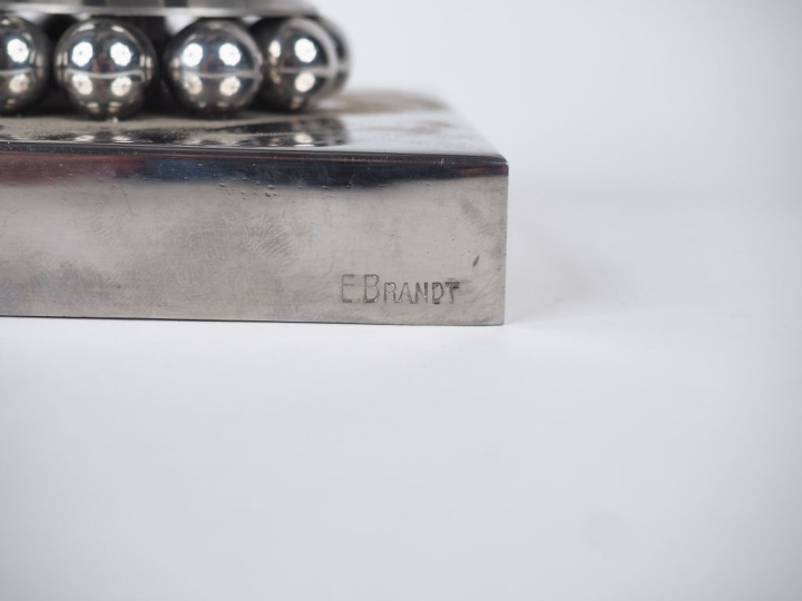 Edgar BRANDT. Base de vase Art Déco en métal chromé à décor de motifs 