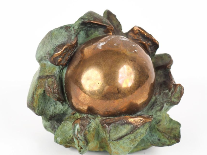 Anita TULLIO. "Sphère". Sujet en bronze double patine, monogrammé. H. 