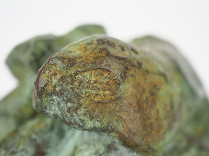 Anita TULLIO. "Sphère". Sujet en bronze double patine, monogrammé. H. 