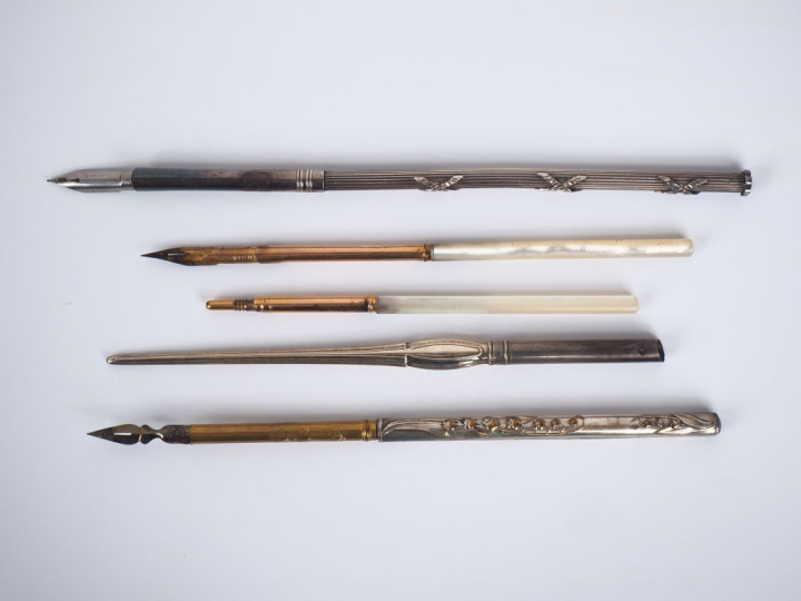 5 porte-plumes en métal argenté, argent fourré et nacre. L. de 12,5 à 