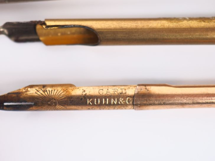 5 porte-plumes en métal argenté, argent fourré et nacre. L. de 12,5 à 