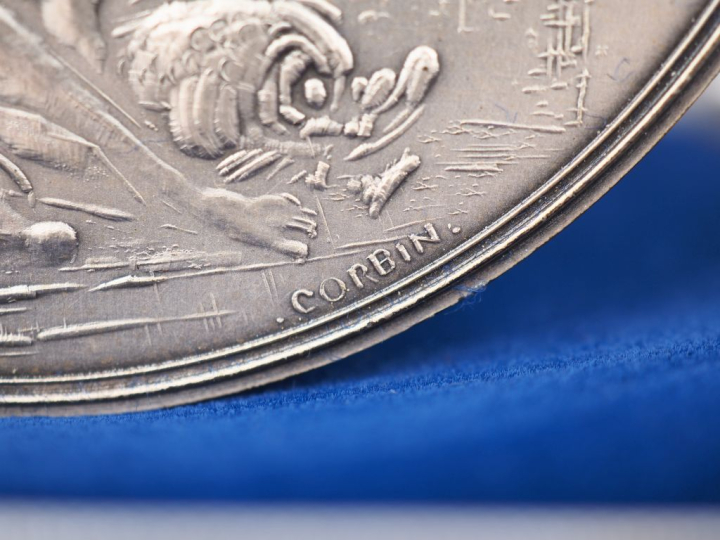 CORBIN. Médaille de la ville Versailles en bronze argenté. Signée. Dia