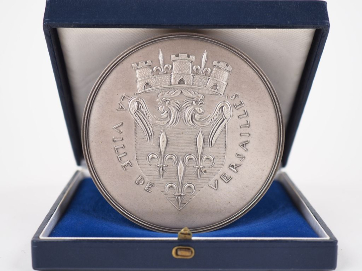 CORBIN. Médaille de la ville Versailles en bronze argenté. Signée. Dia
