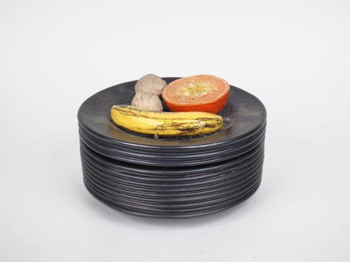 Boîte couverte en céramique Xxème à décor en relief de fruits en tromp