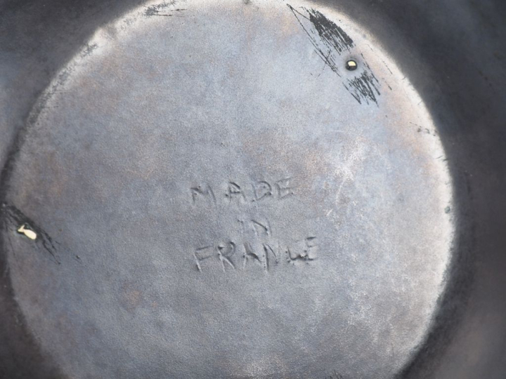 Boîte couverte en céramique Xxème à décor en relief de fruits en tromp