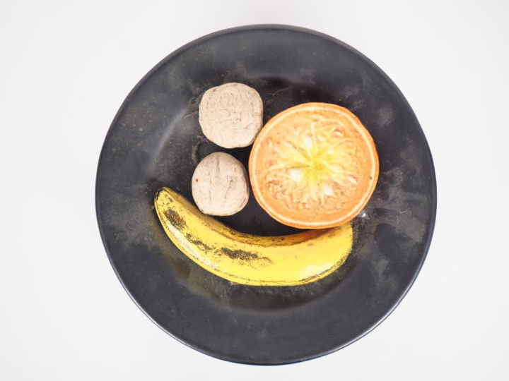 Boîte couverte en céramique Xxème à décor en relief de fruits en tromp