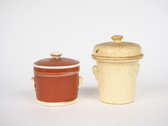 Vente aux enchères SARREGUEMINES. Pot à épices en faïence à décor de mascarons. Dim. 9,5 