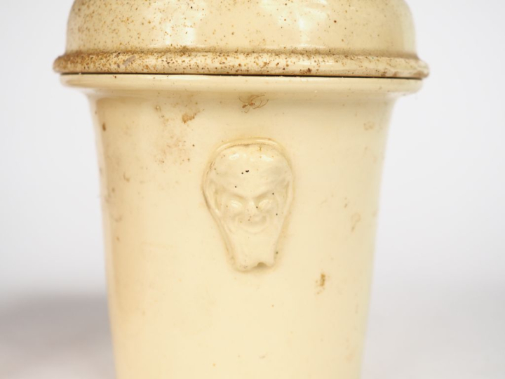 SARREGUEMINES. Pot à épices en faïence à décor de mascarons. Dim. 9,5 