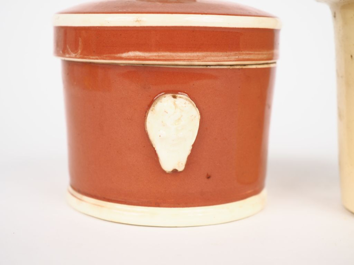 SARREGUEMINES. Pot à épices en faïence à décor de mascarons. Dim. 9,5 