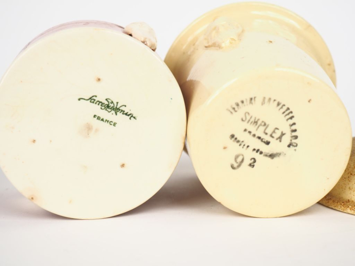 SARREGUEMINES. Pot à épices en faïence à décor de mascarons. Dim. 9,5 