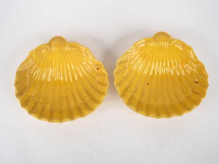 Paire de vides-poches XXème  en céramique jaune en forme de coquilles.