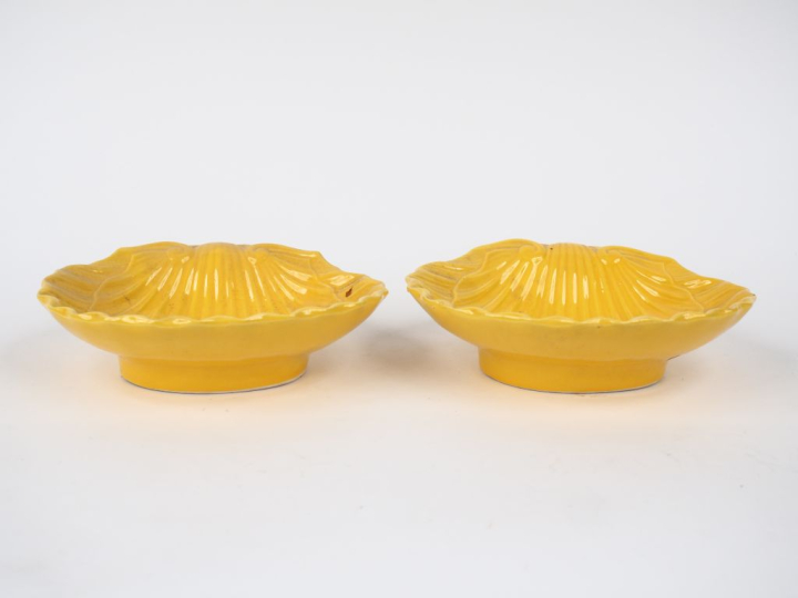 Paire de vides-poches XXème  en céramique jaune en forme de coquilles.
