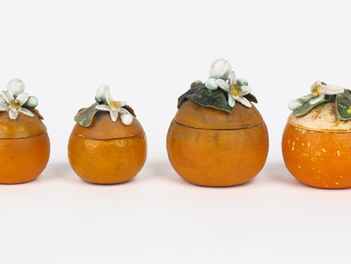 Suite de 4 pots à confiture en céramique polychrome en forme d'orange 