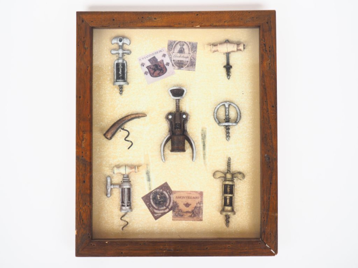 Encadrement moderne contenant des tire-bouchons miniatures. Dim. 28 x 