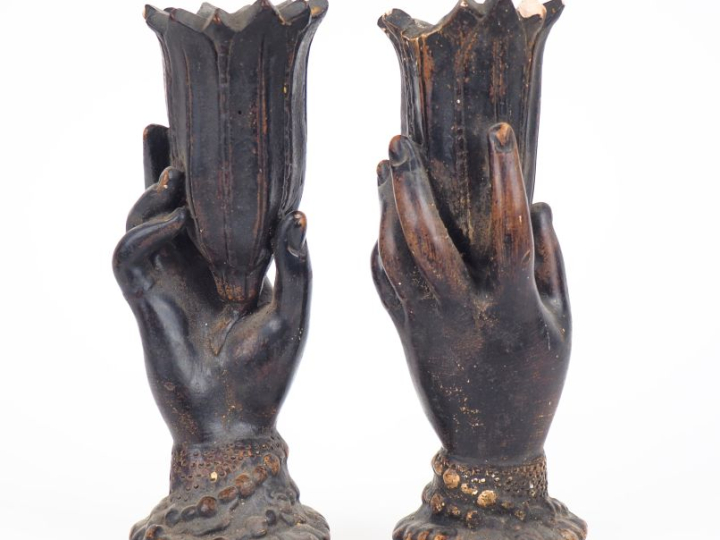 Paire de vases fin XIXème début XXème en plâtre patiné brun en forme d