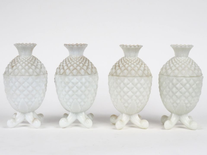4 pots couverts en opaline blanche en forme d'ananas. H. 18 cm.