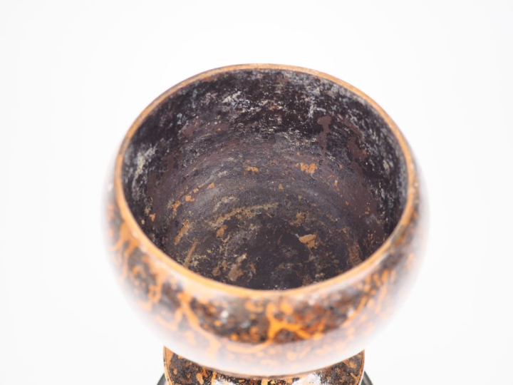 Coupe couverte en bois tourné et peint à l'imitation de la loupe. H. 3