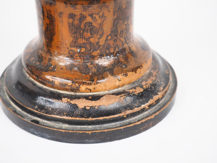 Coupe couverte en bois tourné et peint à l'imitation de la loupe. H. 3