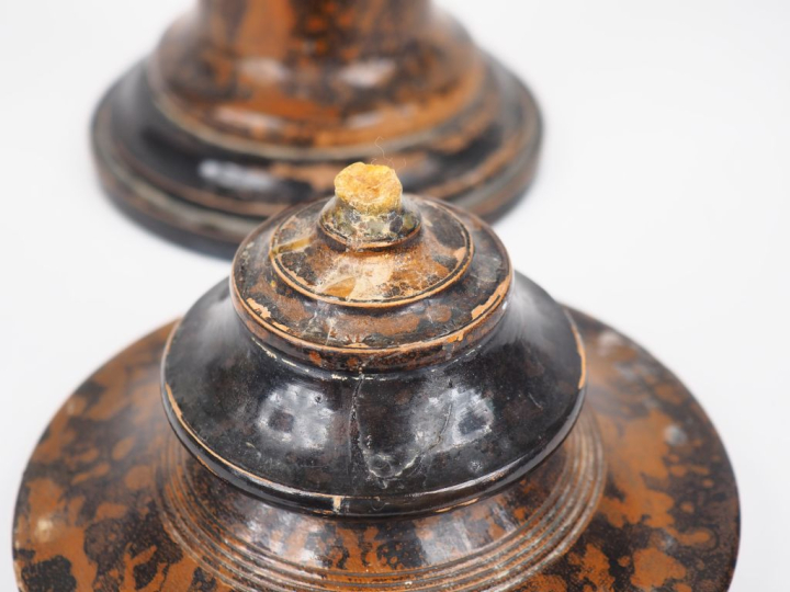 Coupe couverte en bois tourné et peint à l'imitation de la loupe. H. 3