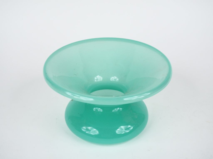 Crachoir en opaline verte. Dim. 12,5 x 22 cm.
