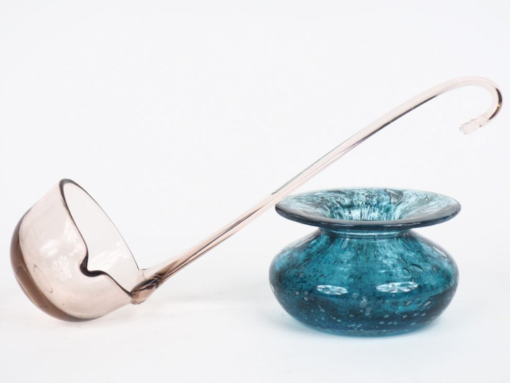 Crachoir en verre teinté et soufflé. Dim. 7 x 11 cm. On y joint un lou